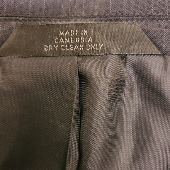 Men's Haggar Navy Pinstripe suit size 44R - Picture 5 of 14